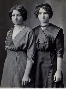 Agnes and Mamie Hunter about 1915.jpg (472x640)